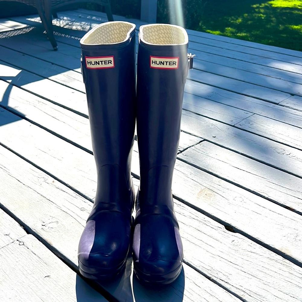 Size 7 hunter rain boots tall. Purple/plum color. Excellent used condition.